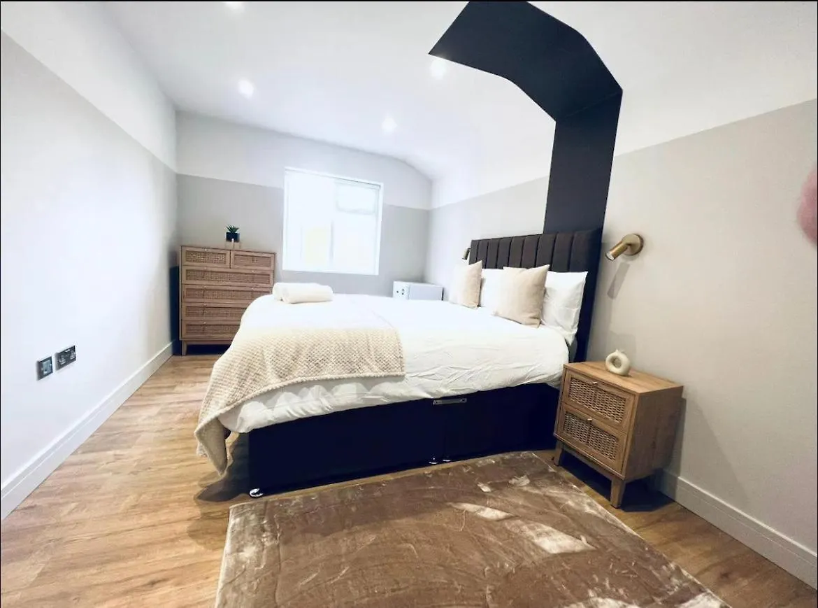 London South Charming Ensuite Look Like Hotel Designer Room