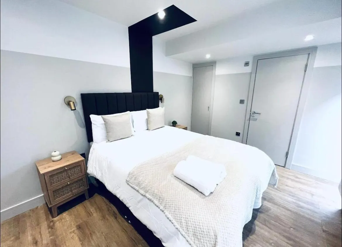 London South Charming Ensuite Look Like Hotel Designer Room contacts